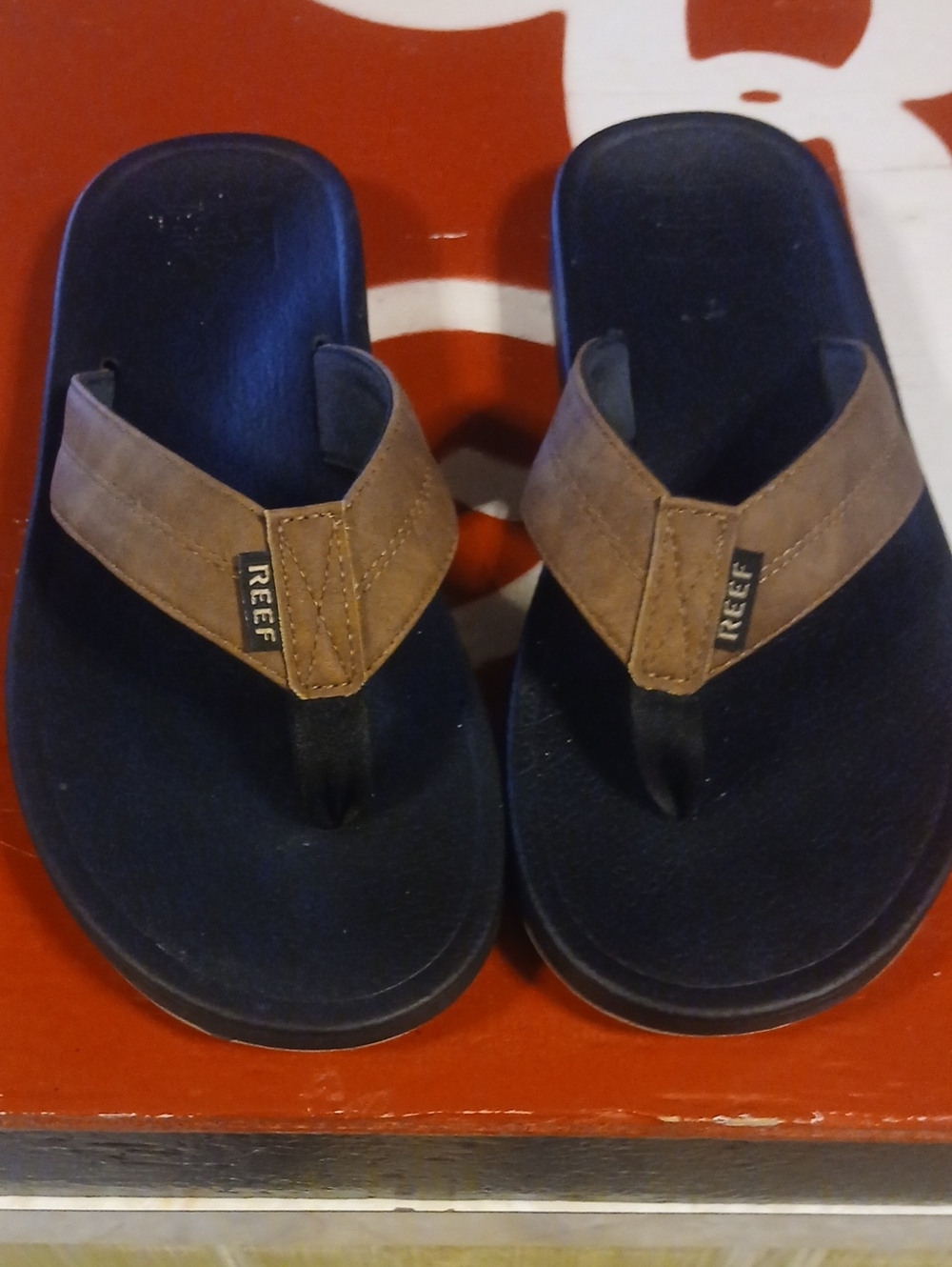 Reef Men's Brown Leather-Style Navy Footbed Flip Flops